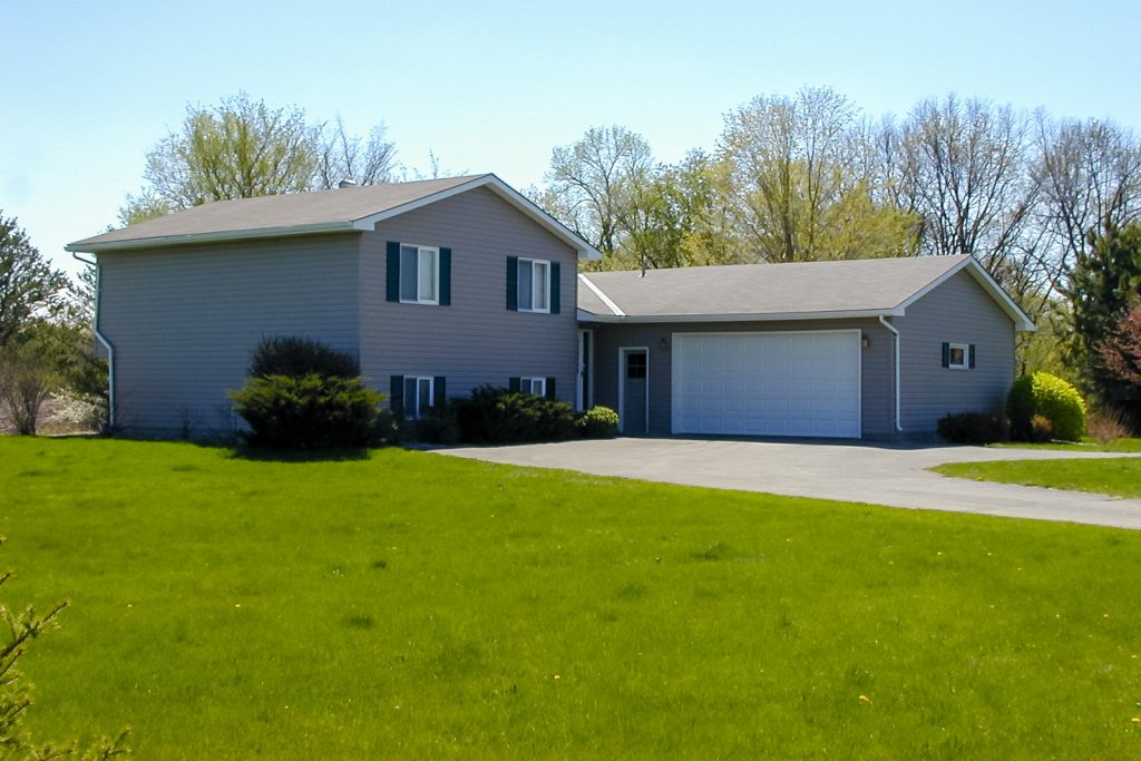 Photo by Rick Pepper - Mankato, MN - April 28, 2000, southeast end of Ivy Lane, the Roy's house